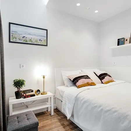 Cosy White Scandinavian By Houseys شقة